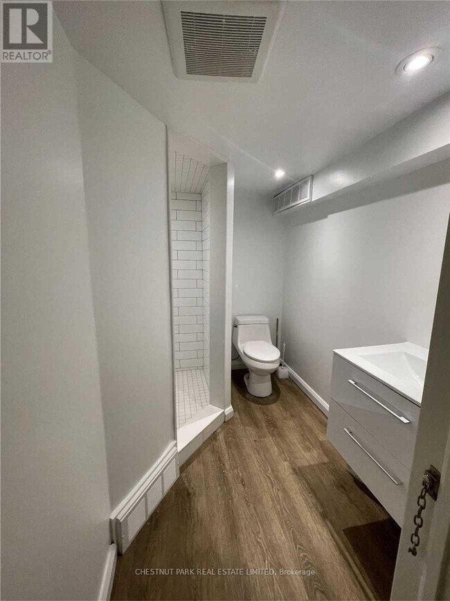 Photo du bâtiment - 24 Strathgowan Ave