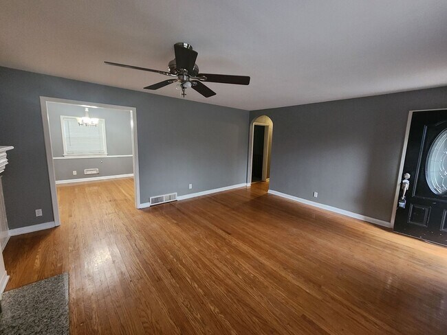 Foto del edificio - Gorgeous home with 4 bedrooms, 2 full bath...