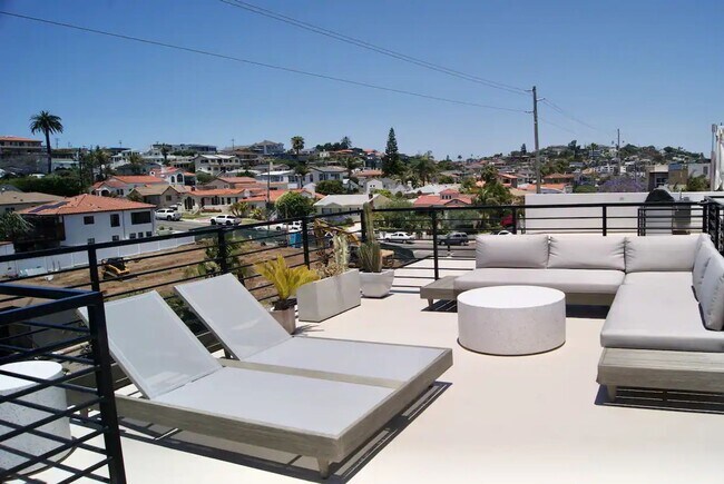 Building Photo - Modern Luxury Fully Furnished Townhome wit...