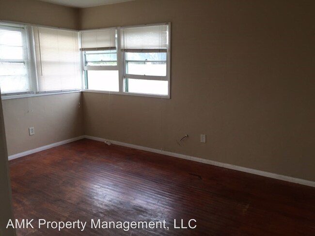 Building Photo - 4064 Oakcrest Dr