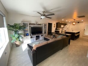 Building Photo - 3045 Palisades Dr