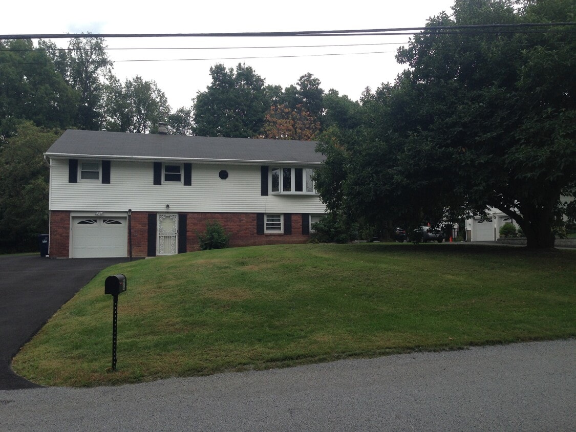 Primary Photo - 32 Lakeview Dr