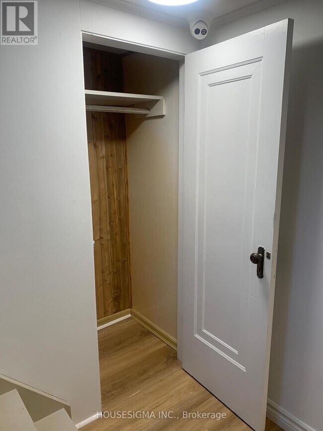 Photo du bâtiment - 324 Lawrence Ave W