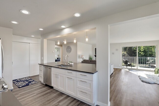 Foto del edificio - Beautifully Remodeled 2 Bed/ 1 Bath Condo ...