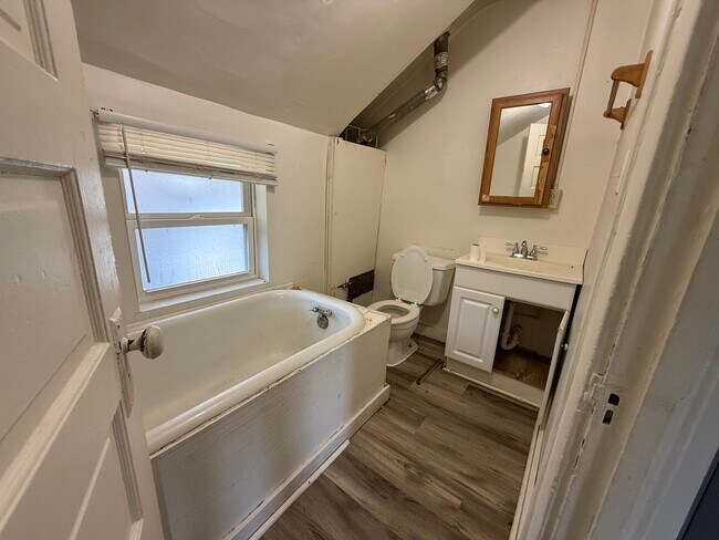 Foto del edificio - 628-630 Brandon St