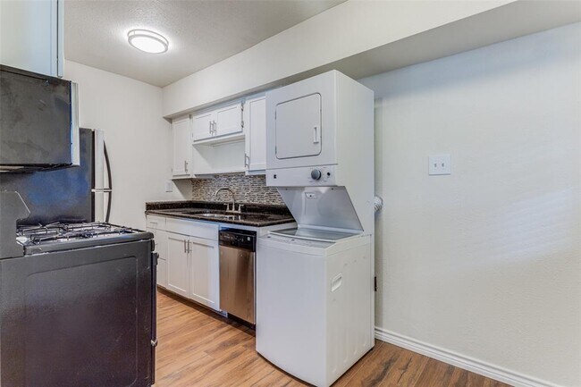 Foto del edificio - 2401 Manor Rd