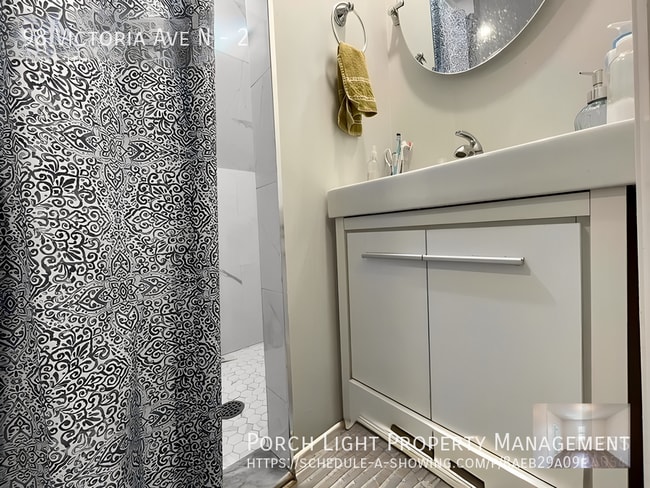 Building Photo - Modern 1 Bedroom Unit - Open Concept and Lots of Natural Light