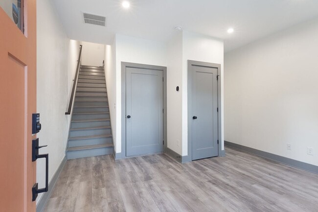 Building Photo - Beautiful 2bd/2.5ba Contemporary Townhome ...