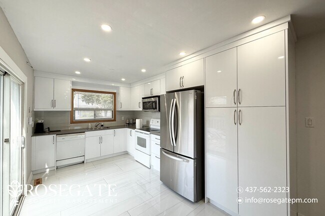 Photo du bâtiment - Newly Renovated 3-Bedroom Home in Ajax – 1...