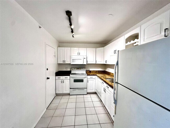 Foto del edificio - 400 Kings Point Dr