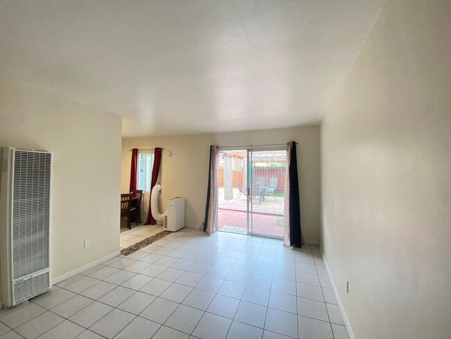 Building Photo - Great Location in Pacific Beach! Private l...