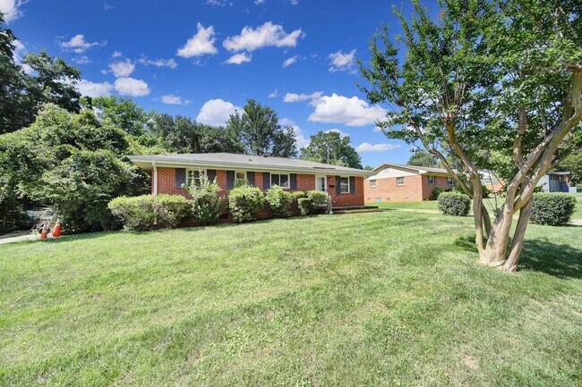 Building Photo - 4301 Briarhill Dr