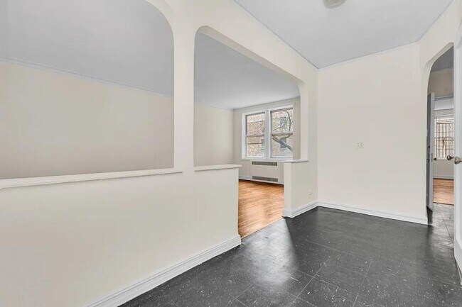 Foto del edificio - 1 bedroom in KEW GARDENS NY 11415