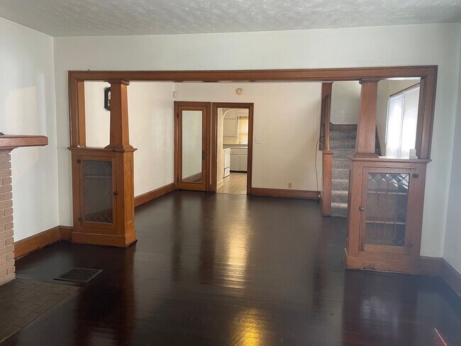Building Photo - Large 3 bedroom home in quiet neighborhood