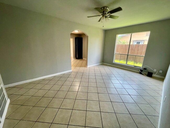 Building Photo - 9451 Hindi Dr