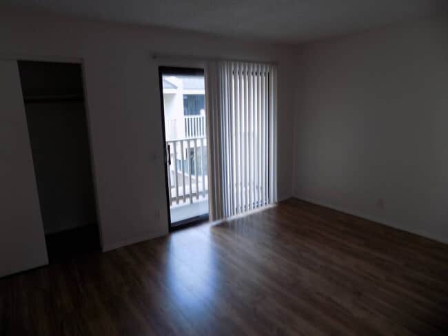 Building Photo - 1105 W Cypress Ave