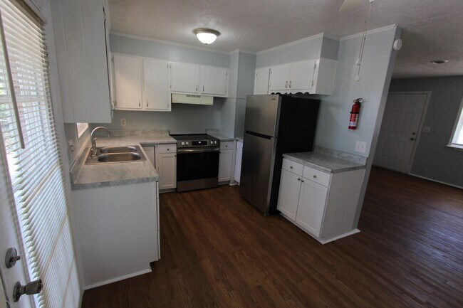 Building Photo - 2071 Fernwood Cir