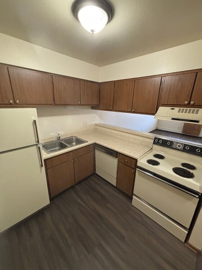 Building Photo - 5650 W Wahner Ave