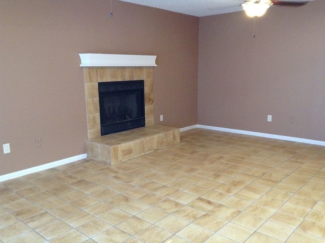 Building Photo - 4 br, 3.5 bath House - 109 W CHAPMAN ROAD