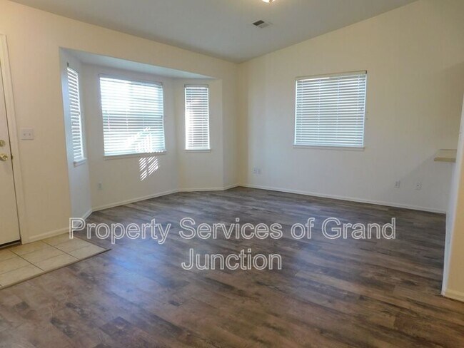 Foto del edificio - 657 Springbrook Dr