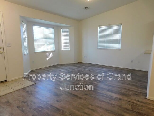 Photo - 657 Springbrook Dr House