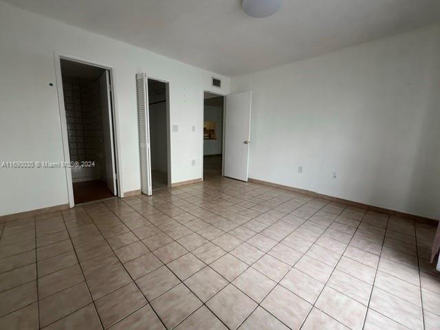 Building Photo - 305 W 68th St