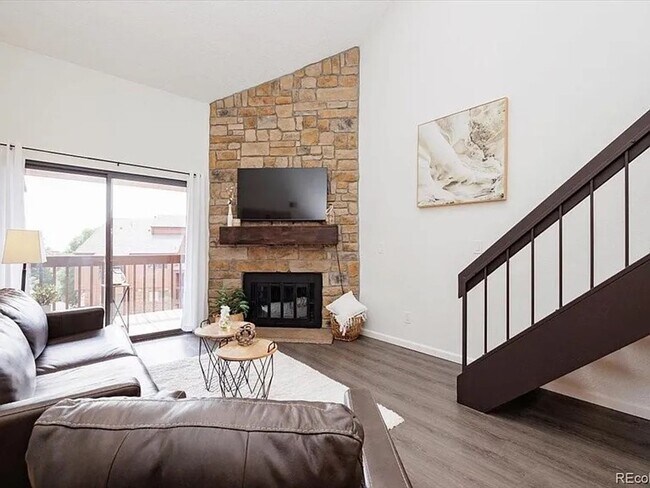 Foto del edificio - Flexible Condo Living with Loft near Golden!!!