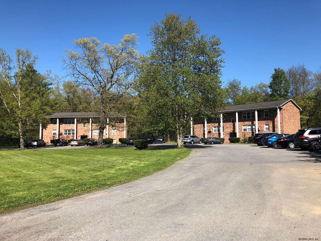 15 Ashdown Rd Unit E, Ballston Lake, NY 12019 Room for Rent in