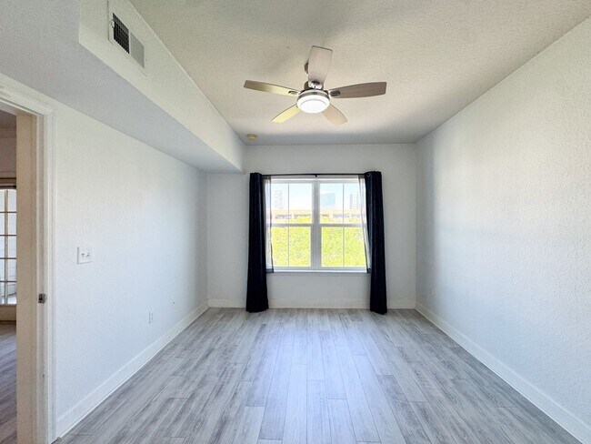 Foto del edificio - The Grande Downtown - REMODELED 1 Bedroom Available for rent NOW!
