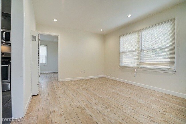 Foto del edificio - 2 br, 1 bath Apartment - 1749 Cedar Avenue 6