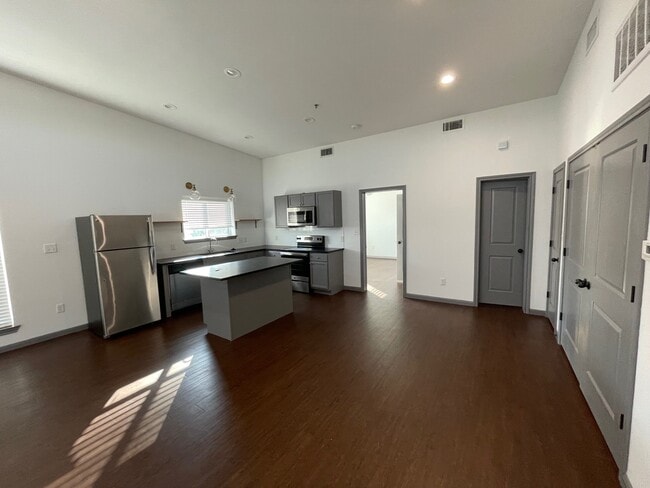 Building Photo - 300 Clay Ave