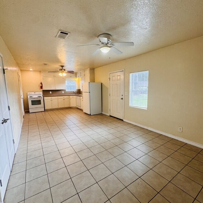 Foto del edificio - Now leasing this charming 2-Bedroom | 1-Bathroom Single-Family Home in Bridge City, TX