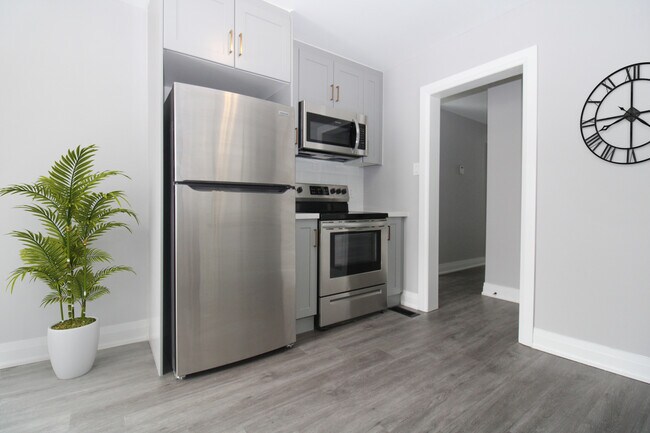 Photo du bâtiment - 3 Bed / 1 Bath Main Floor Unit – $2,399 Al...