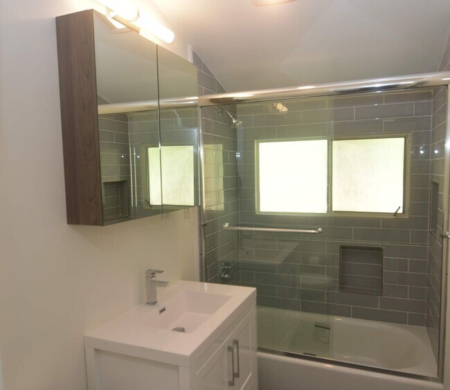 Bathroom with tub - 1064 Las Pulgas Rd