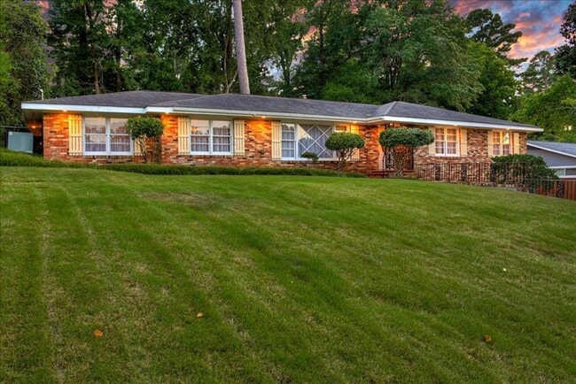 Building Photo - 3 Bedroom 2.5 Bathroom Ranch