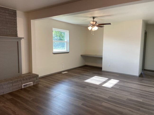 Building Photo - 121 N Montebella Ter