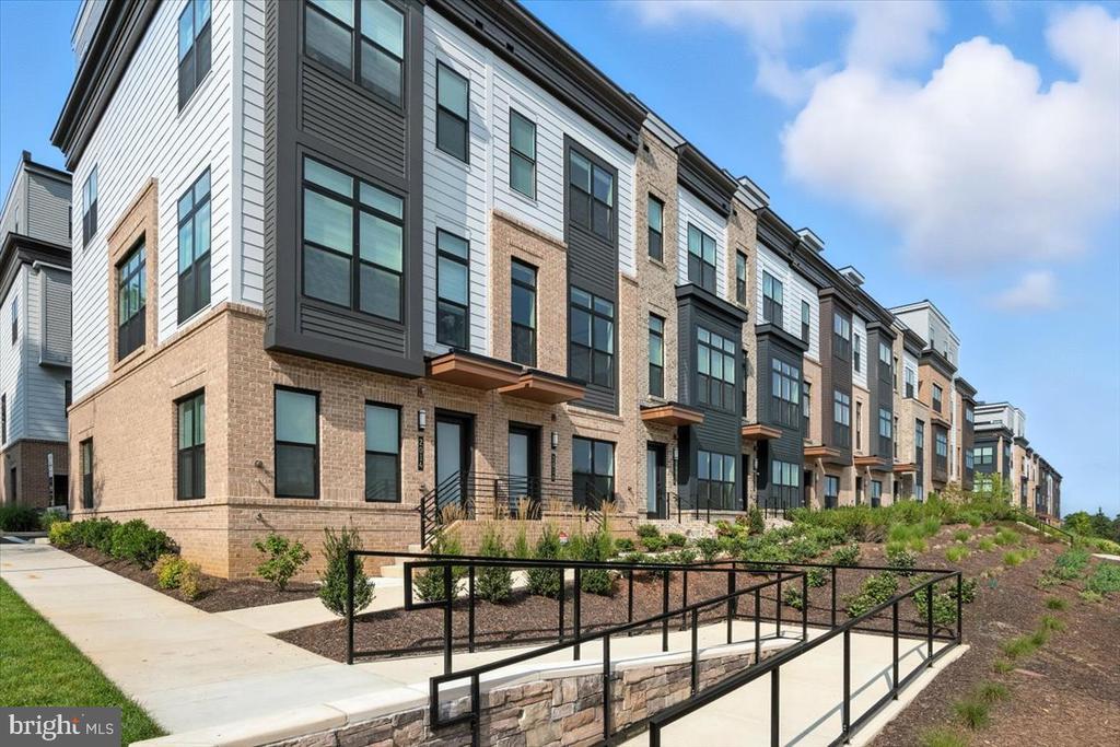 Primary Photo - 2016 Tysons Ridgeline Rd