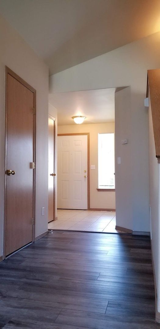 Building Photo - 3 bed, 2.5 bath with great room! N.Thursto...