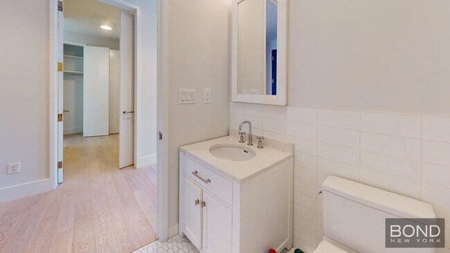 Building Photo - 452 Broome St