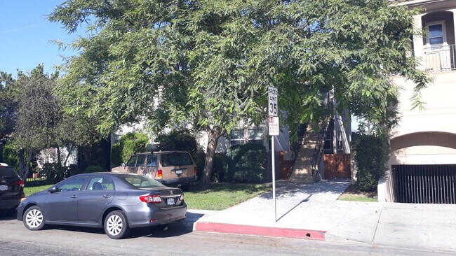 Vista frontal del edificio - 1420 N Hollywood Way