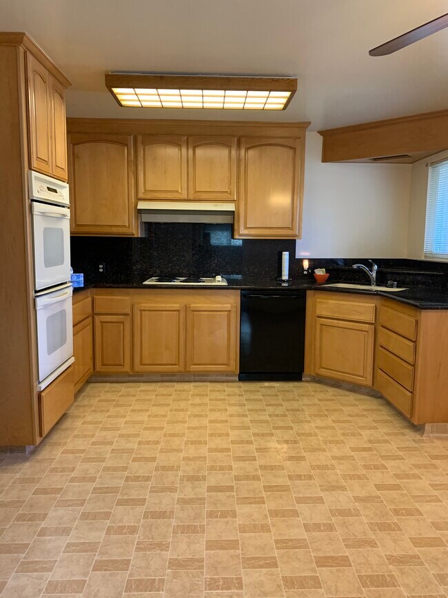 Building Photo - 909 Del Monte Pl
