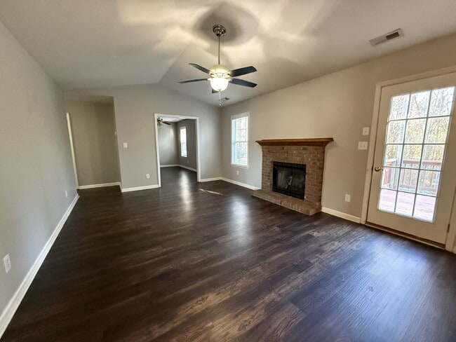 Foto del edificio - Charming 3-Bed, 2-Bath Home-106 Skipping Stone Lane