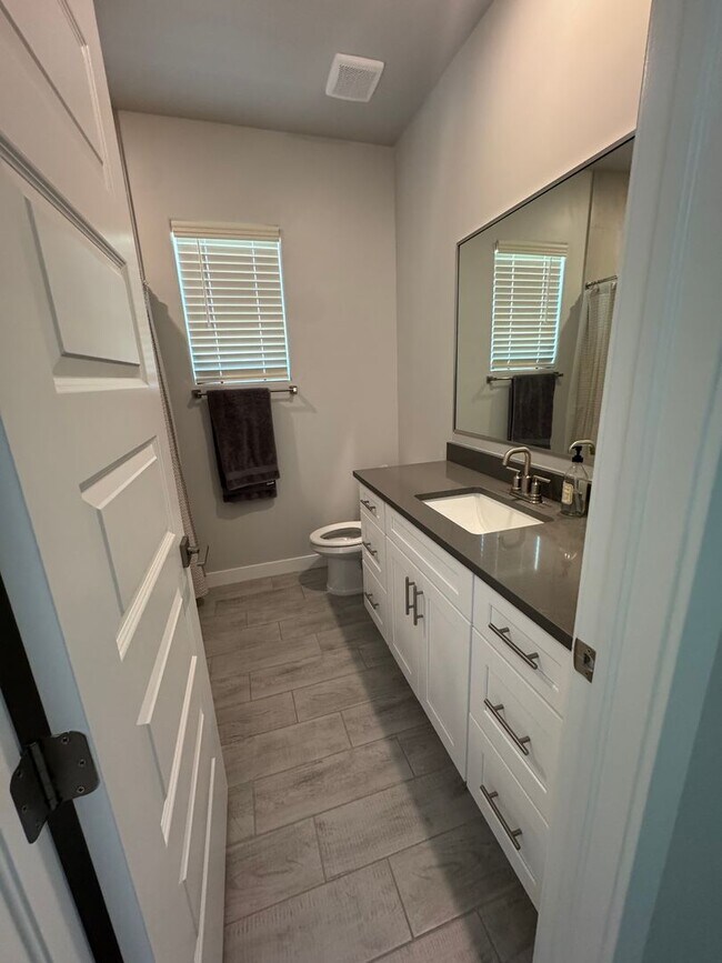 Building Photo - Gorgeous 4 bedroom plus office