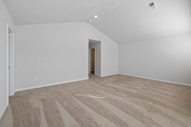 Building Photo - Well maintained 3 bedroom with second floor loft 1800 soft