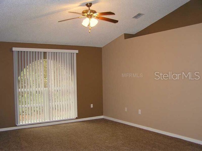 Building Photo - 4/2 in Deltona with fenced in yard!