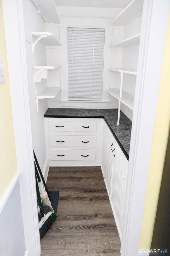 Building Photo - 65 Wooding St