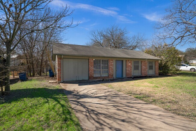 Foto del edificio - 809 Eberhart Ln