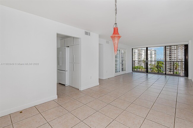 Building Photo - 1450 Brickell Bay Dr