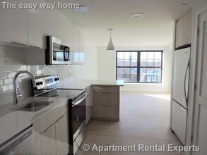 Building Photo - 10 Soden St