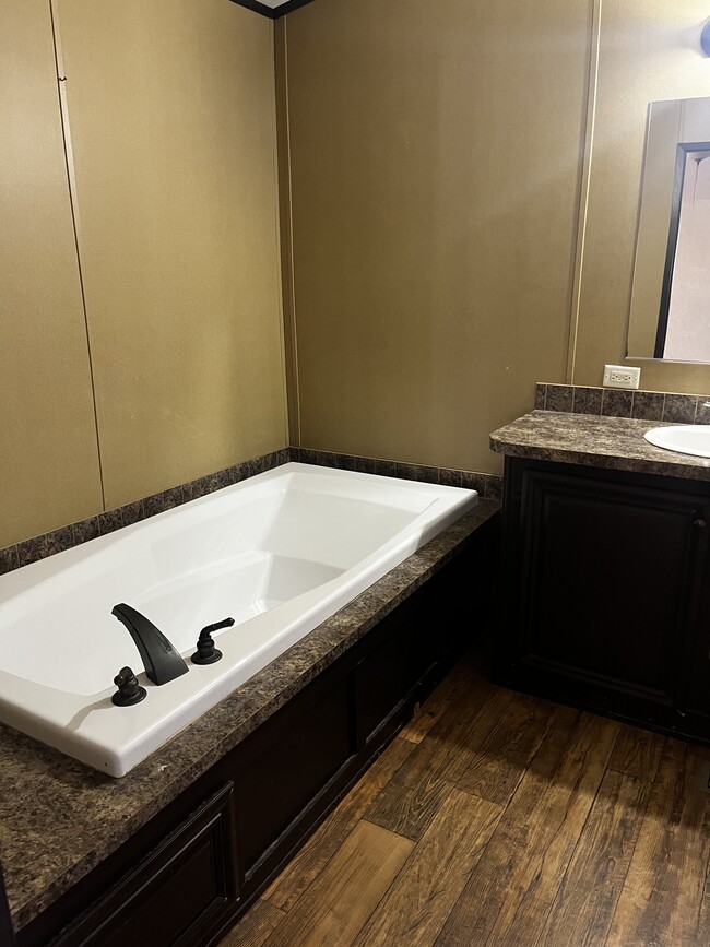 Building Photo - 513 N Avenue F